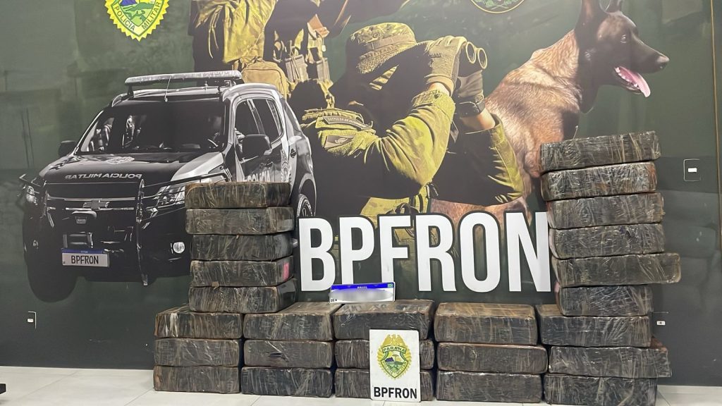 Jetta lotado de maconha foge da PM, espalha fumaça e é abandonado em Umuarama