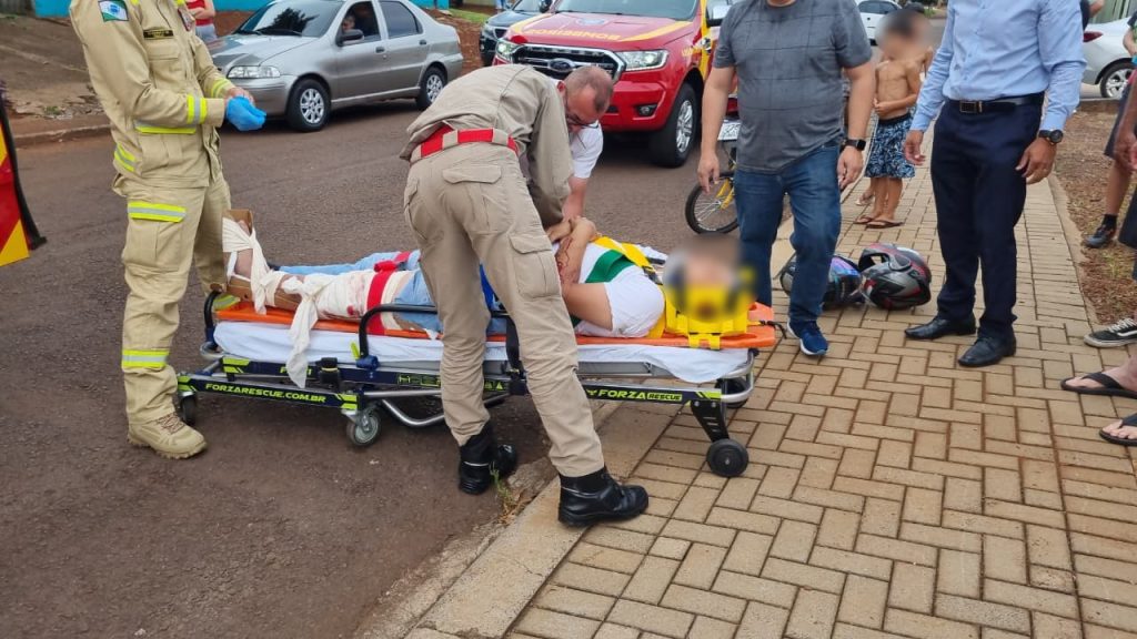 Forte batida entre Gol e Honda CG deixa jovem com fratura exposta no Bairro XIV de Novembro