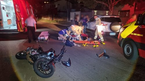 Duas pessoas sofrem fraturas após colisão entre CB Twister e EcoSport no Bairro Neva Imagem referente a Duas pessoas sofrem fraturas após colisão entre CB Twister e EcoSport no Bairro Neva