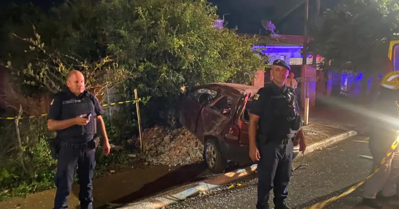 Tragédia! Motorista morre após bater Corsa contra poste no Paraná Imagem referente a Tragédia! Motorista morre após bater Corsa contra poste no Paraná