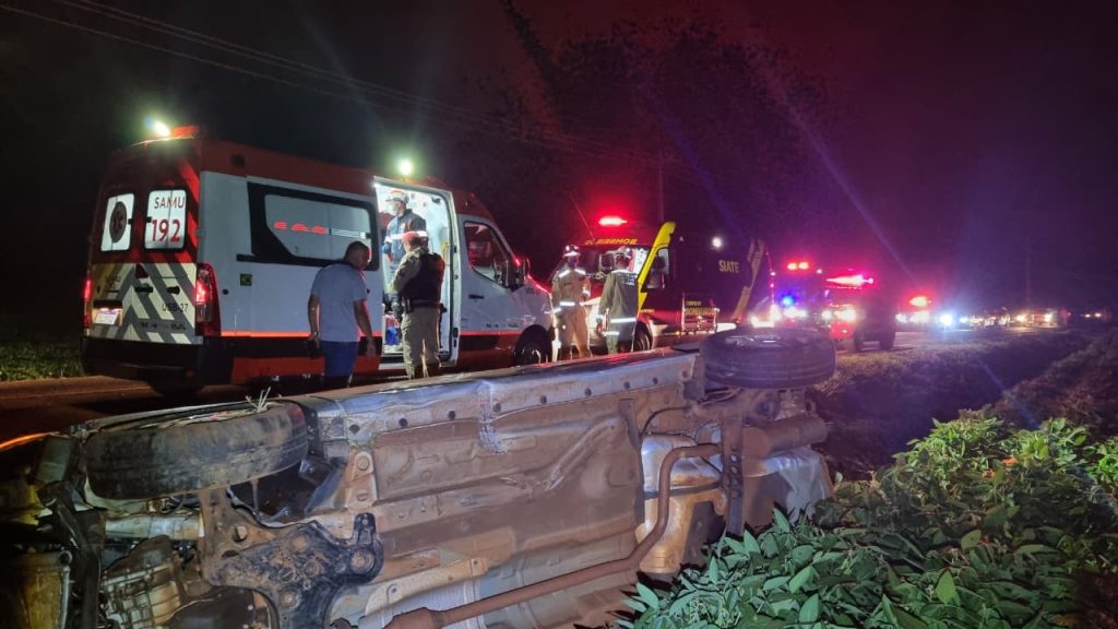 Capotamento entre Tupãssi e Jotaesse deixa três feridos mobiliza diversas equipes de socorro