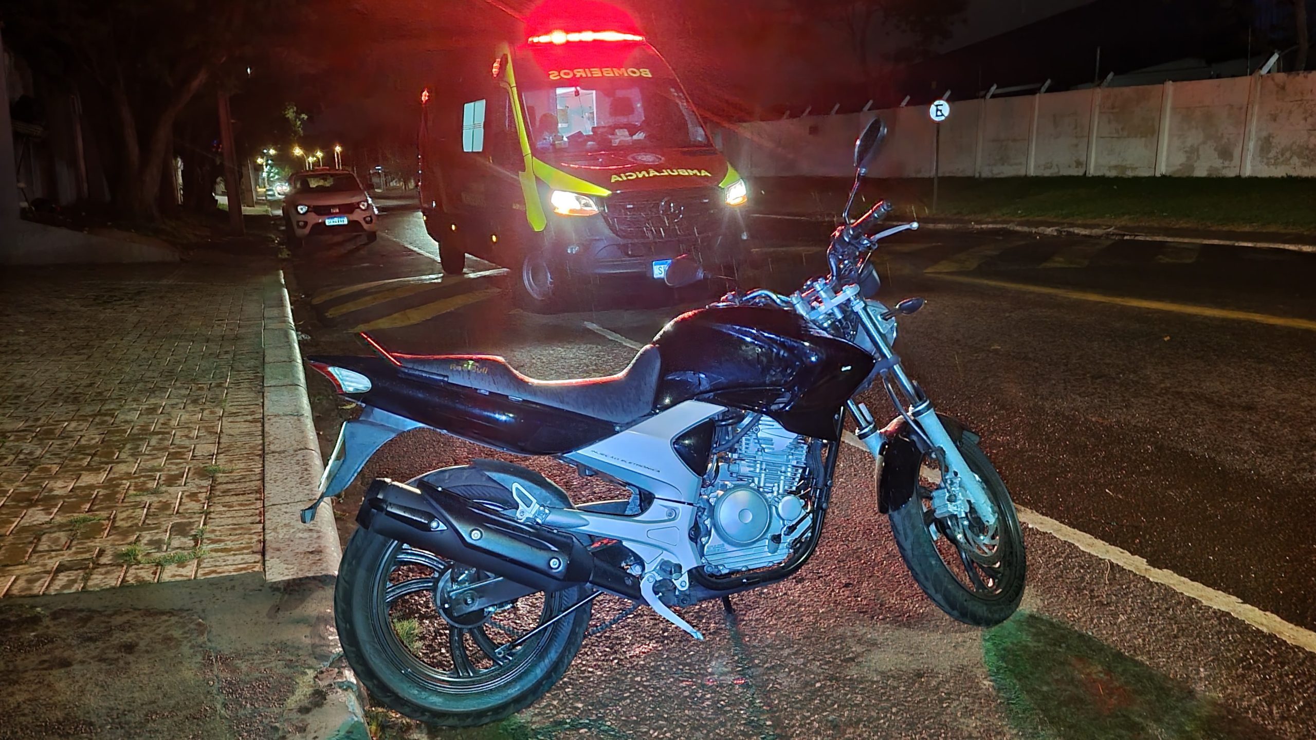 Acidente na Rua Jacarezinho deixa mulher ferida Acidente na Rua Jacarezinho deixa mulher ferida