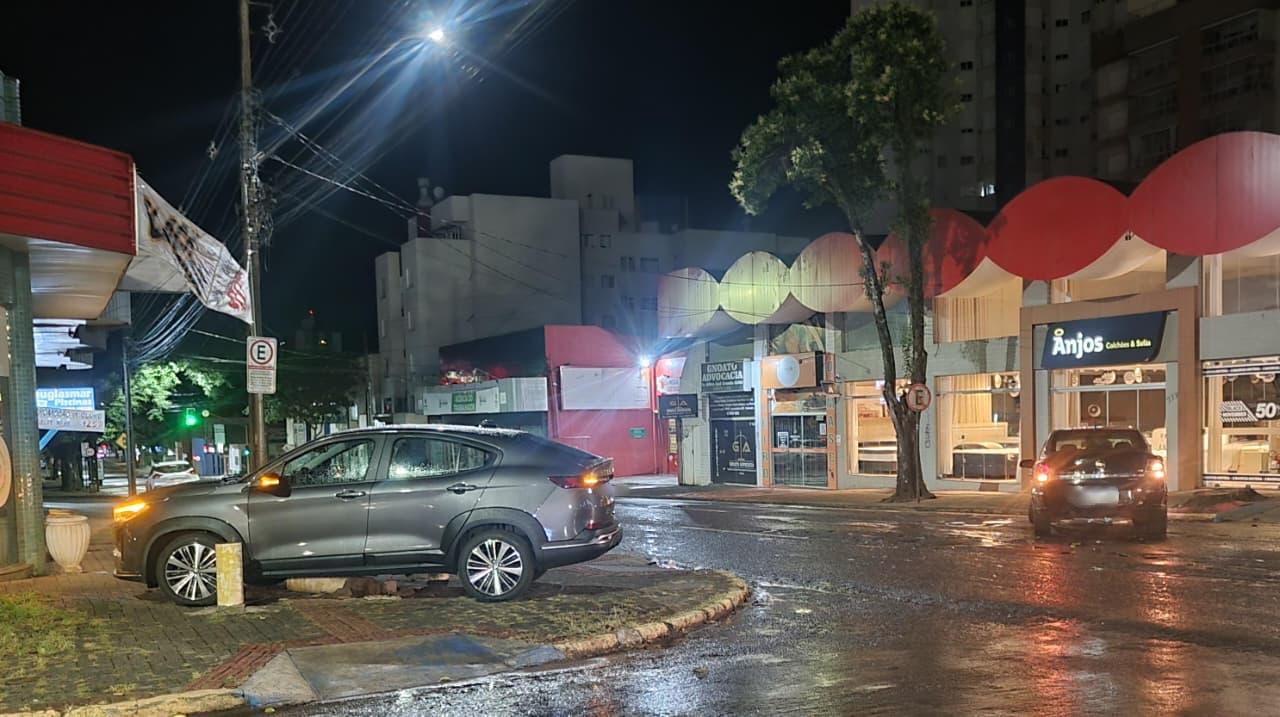 Colisão entre dois carros complica trânsito no Centro de Cascavel Colisão entre dois carros complica trânsito no Centro de Cascavel