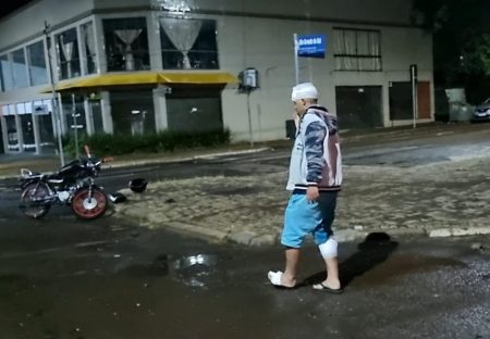 Carro de aplicativo se envolve em acidente no Centro e motociclista, vítima da colisão, é levado para casa de carona
