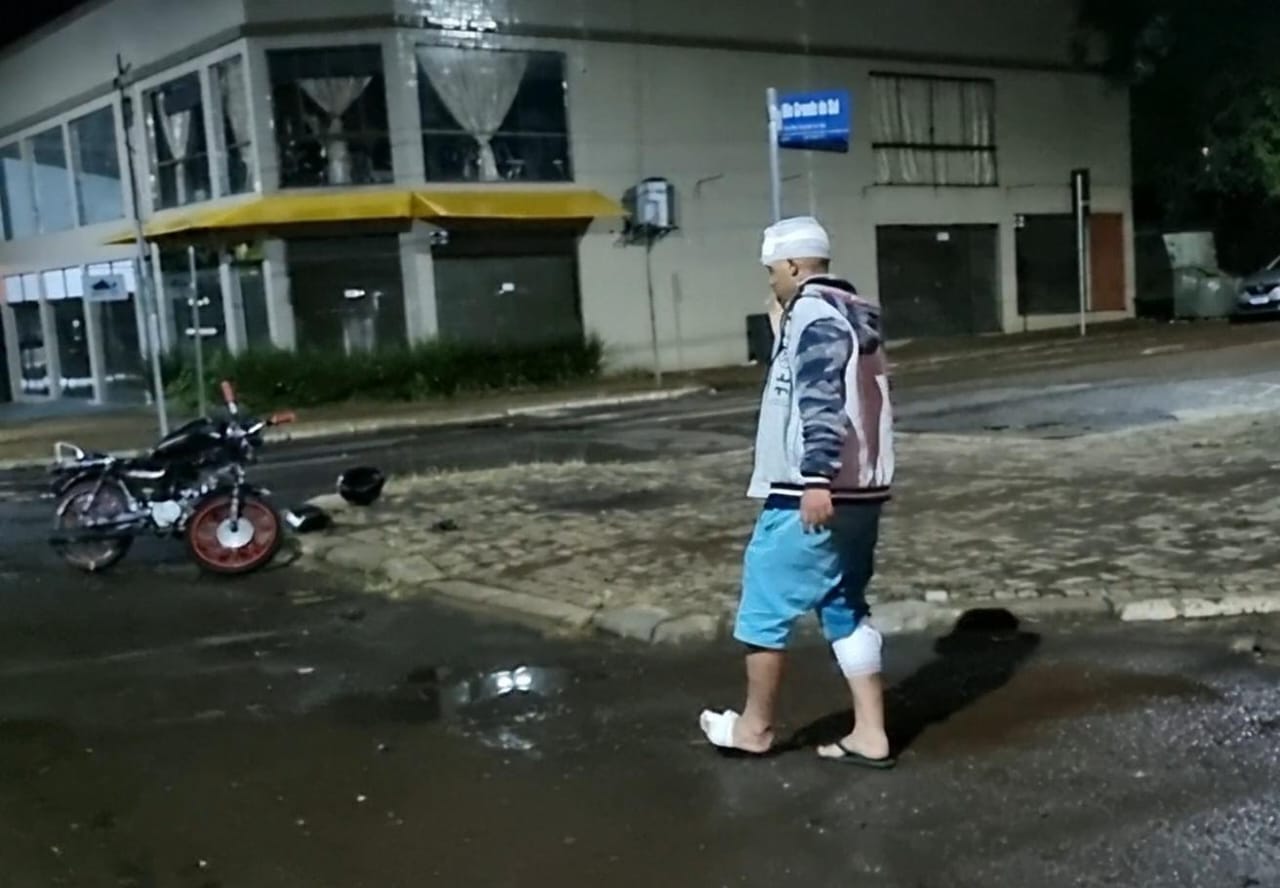 Carro de aplicativo se envolve em acidente no Centro e motociclista, vítima da colisão, é levado para casa de carona Carro de aplicativo se envolve em acidente no Centro e motociclista, vítima da colisão, é levado para casa de carona