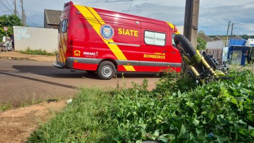 Moto ‘capota’ e vai parar em mato após colisão no Bairro Interlagos