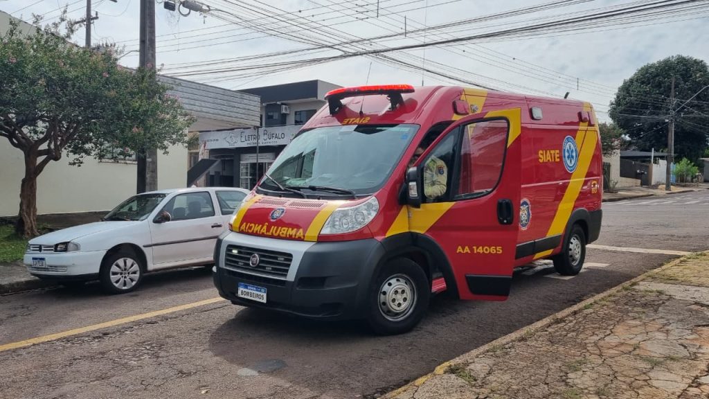 Motociclista é socorrido após acidente com Volkswagen Gol no Parque São Paulo
