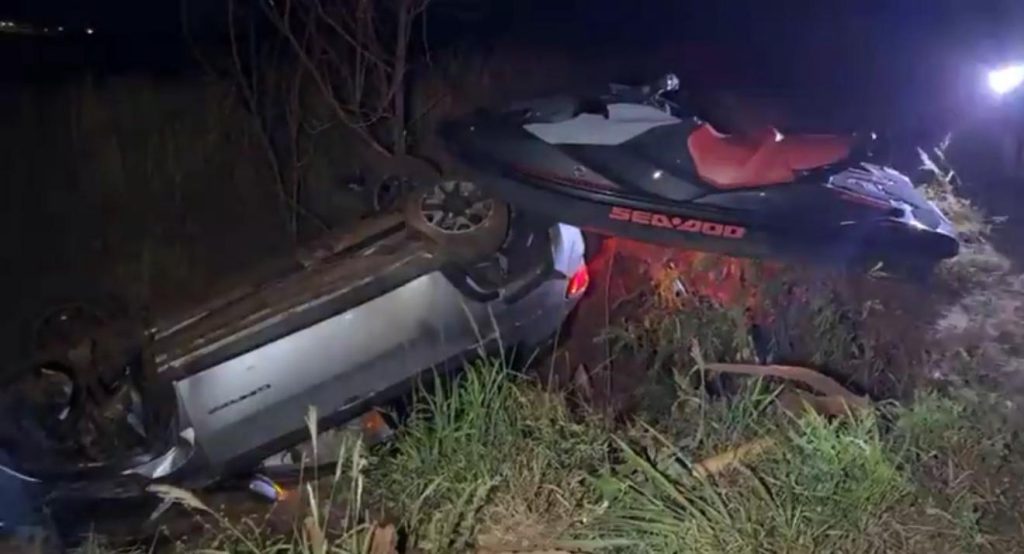 Carregando jet-ski, Jeep capota na PRc-487 e motorista é socorrido pelo SAMU