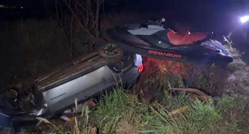 Carregando jet-ski, Jeep capota na PRc-487 e motorista é socorrido pelo SAMU