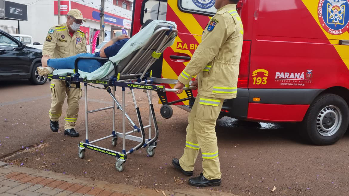 Mulher é socorrida pelo Siate após cair de escada em estabelecimento comercial em Cascavel