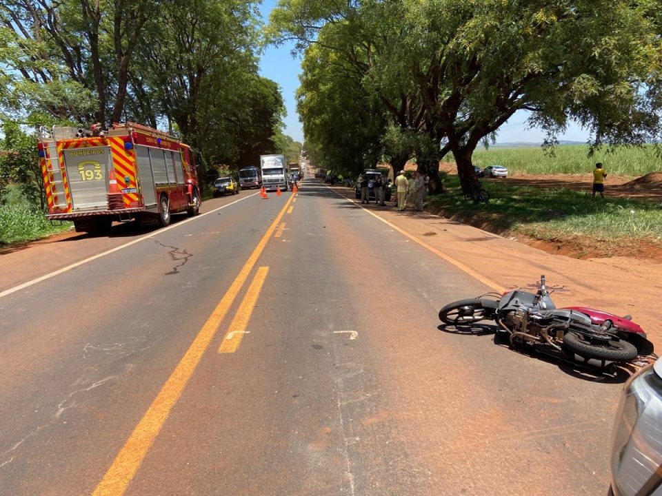 Jovem de 25 anos fica gravemente ferida em colisão entre motocicleta e caminhão na BR-369