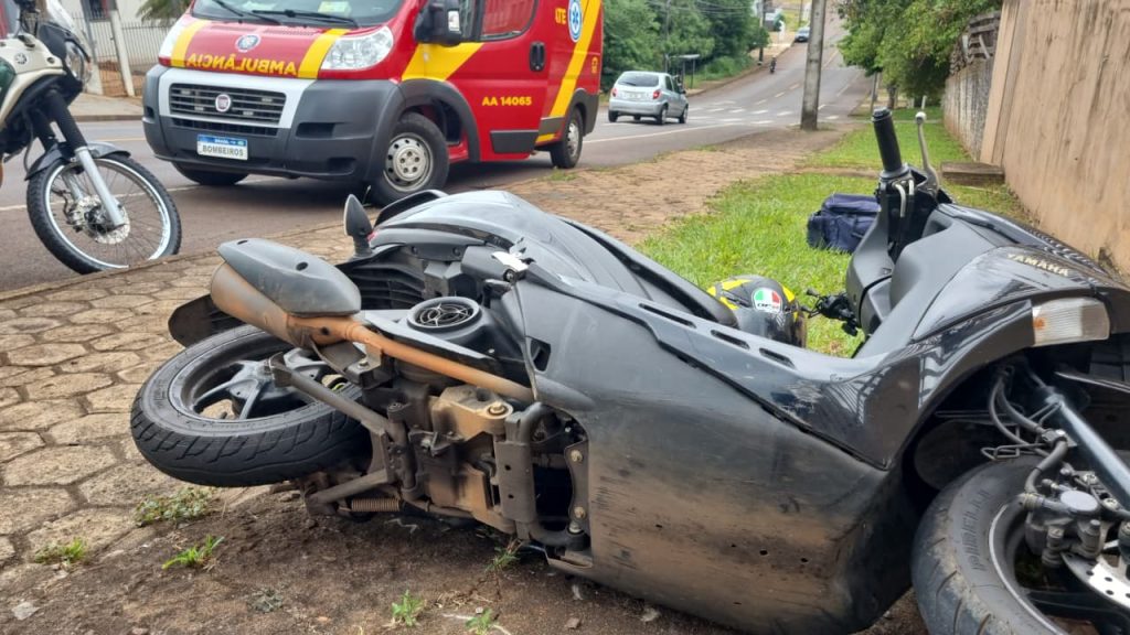 Motociclista é socorrida após se envolver em acidente de trânsito com Montana no Cancelli
