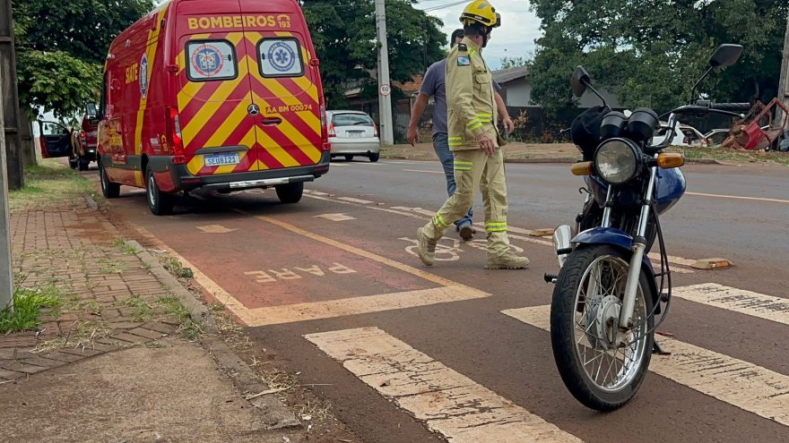 Motociclista fica ferido em colisão traseira na Avenida Piquiri, em Cascavel