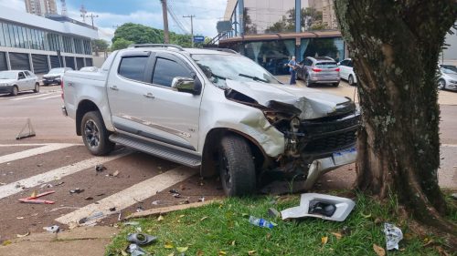 S10 colide com carro e atinge árvore no Centro de Cascavel