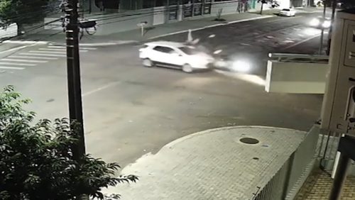 Câmeras flagram casal sendo arremessado após colisão com EcoSport em Cascavel