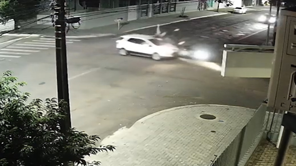 Câmeras flagram casal sendo arremessado após colisão com EcoSport em Cascavel