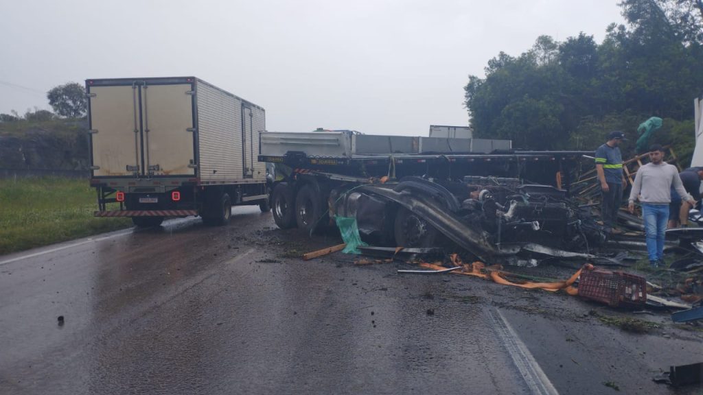 Caminhão bate em barranco e deixa motorista gravemente ferido na BR-277, em Balsa Nova
