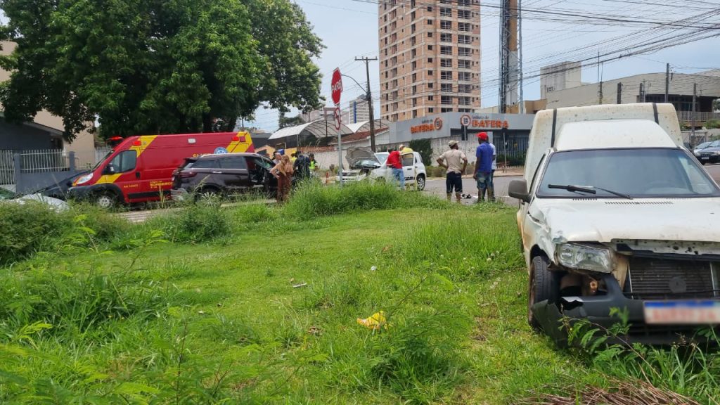 Três carros se envolvem em acidente no Bairro Coqueiral, em Cascavel