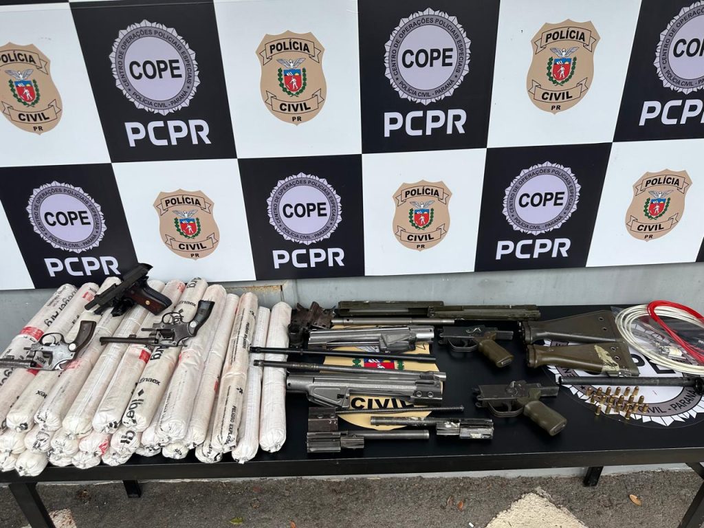 Polícia Civil acha esconderijo com armas e explosivos prontos para ação criminosa no Paraná
