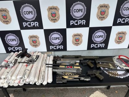 Polícia Civil acha esconderijo com armas e explosivos prontos para ação criminosa no Paraná