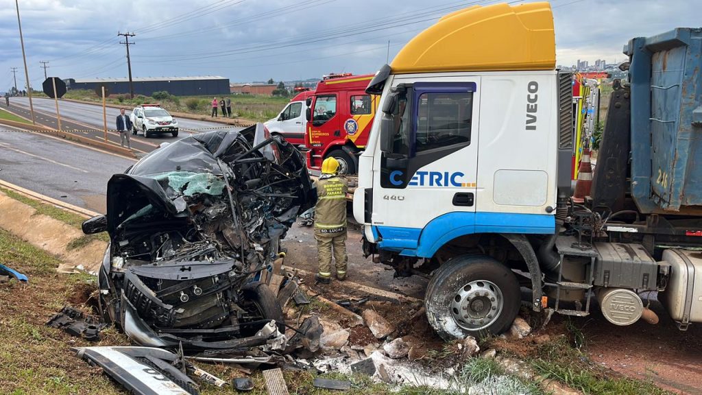 Motorista morre e criança fica gravemente ferida após colisão entre caminhão e caminhonete na BR-277