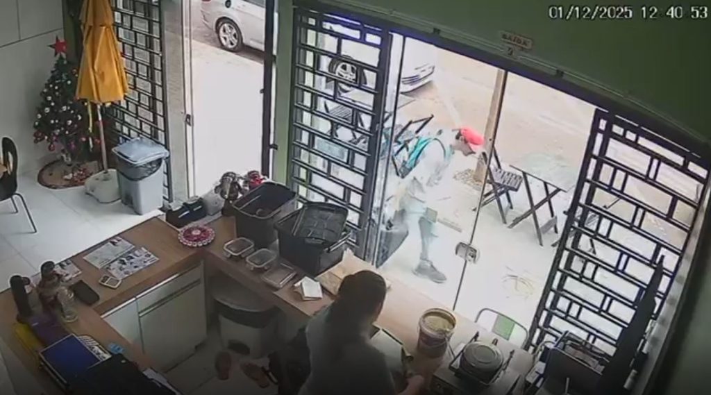 Veja a cena: Câmera flagra homem furtando caixa de som de sorveteria no Centro de Cascavel