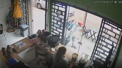 Veja a cena: Câmera flagra homem furtando caixa de som de sorveteria no Centro de Cascavel Imagem referente a Veja a cena: Câmera flagra homem furtando caixa de som de sorveteria no Centro de Cascavel