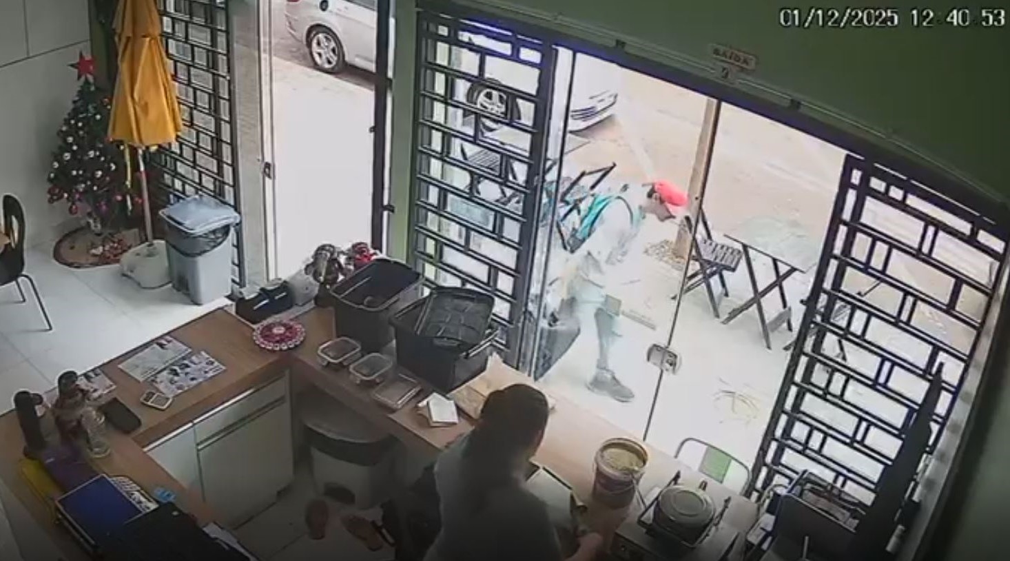 Veja a cena: Câmera flagra homem furtando caixa de som de sorveteria no Centro de Cascavel Veja a cena: Câmera flagra homem furtando caixa de som de sorveteria no Centro de Cascavel