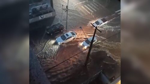 Temporal alaga ruas de Cascavel na noite desta segunda-feira Imagem referente a Temporal alaga ruas de Cascavel na noite desta segunda-feira