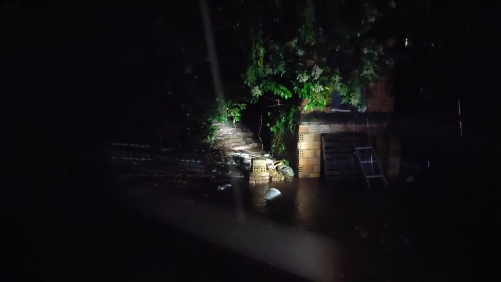 Família fica ilhada e Bombeiros são acionados para resgate no Bairro Neva