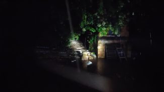 Família fica ilhada e Bombeiros são acionados para resgate no Bairro Neva Família fica ilhada e Bombeiros são acionados para resgate no Bairro Neva