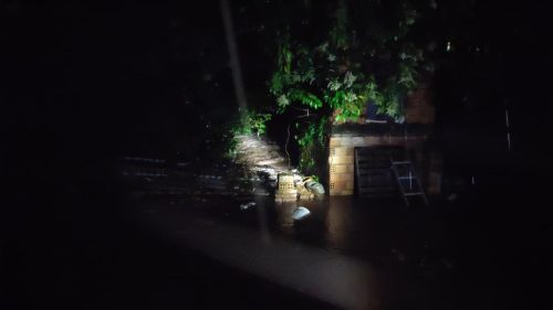 Família fica ilhada e Bombeiros são acionados para resgate no Bairro Neva