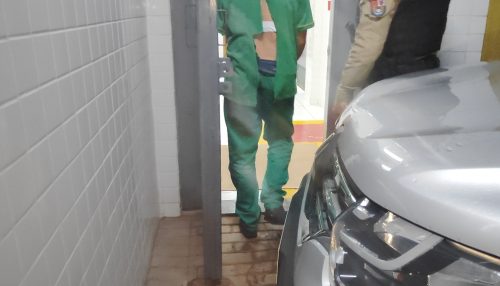 Machão agride companheira, hospitaliza sogra e toma choque da PM para ser preso Imagem referente a Machão agride companheira, hospitaliza sogra e toma choque da PM para ser preso