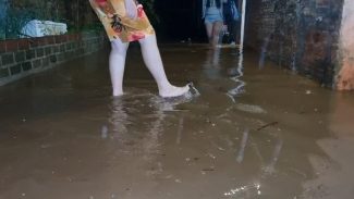 Casa fica alagada no Bairro Claudete e Bombeiros são mobilizados Casa fica alagada no Bairro Claudete e Bombeiros são mobilizados