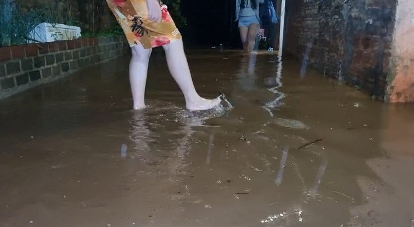 Casa fica alagada no Bairro Claudete e Bombeiros são mobilizados