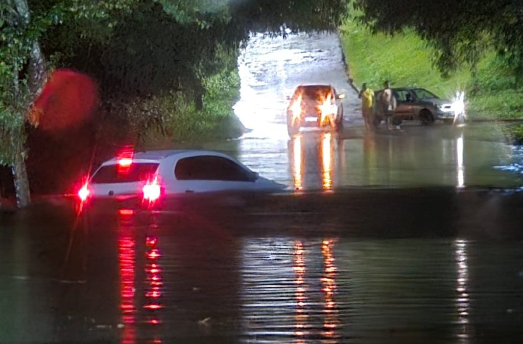 Carro fica parcialmente submerso em alagamento e mobiliza resgate em Cascavel