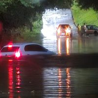 Imagem referente a Carro fica parcialmente submerso em alagamento e mobiliza resgate em Cascavel