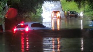 Carro fica parcialmente submerso em alagamento e mobiliza resgate em Cascavel Carro fica parcialmente submerso em alagamento e mobiliza resgate em Cascavel