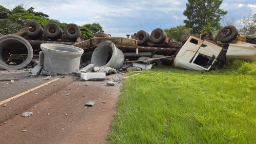 Carreta tomba e colisão entre três veículos deixa feridos na PR-323, em Cafezal do Sul