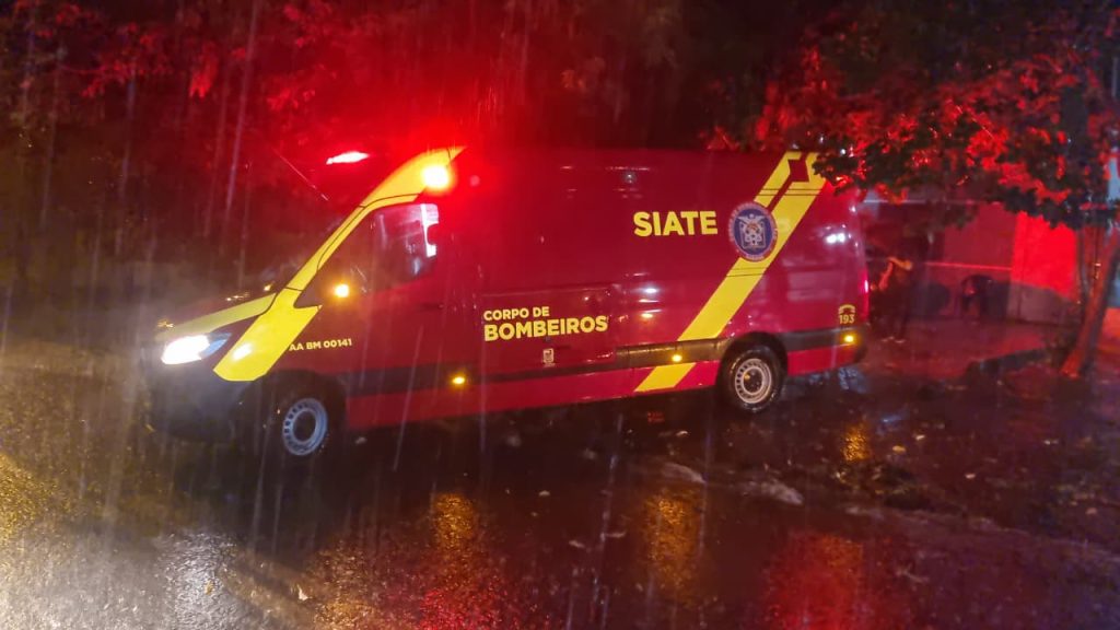 Idosa fratura a perna após escorregar na calçada no Morumbi