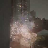 Imagem referente a Imagens impressionam! Descarga elétrica provoca explosão e deixa ruas no escuro no Centro