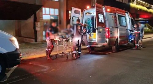 Idosa é socorrida pelo Samu após suspeita de AVC no Centro de Cascavel Imagem referente a Idosa é socorrida pelo Samu após suspeita de AVC no Centro de Cascavel