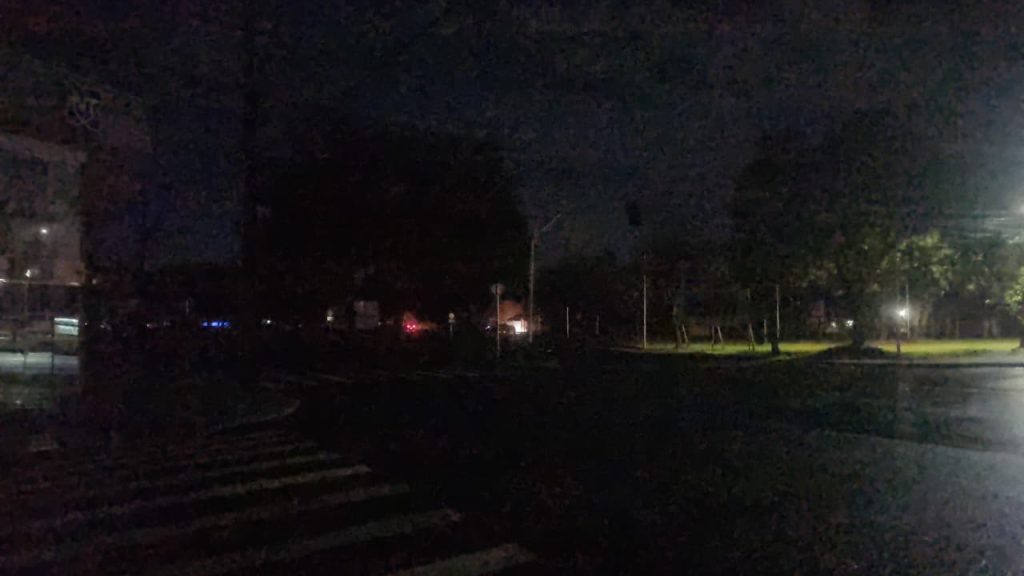 Vários cruzamentos estão com os semáforos desligados ou em amarelo piscante após temporal