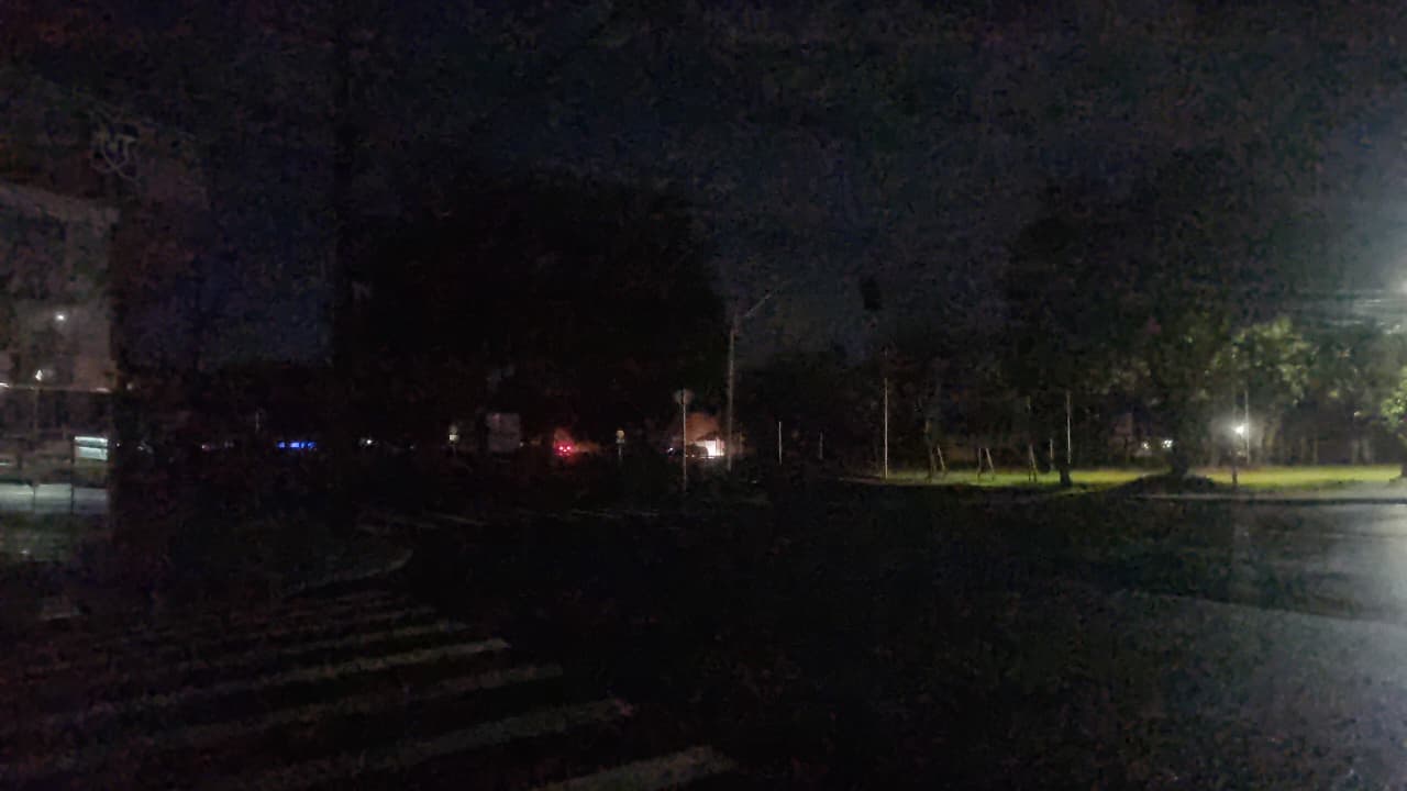 Vários cruzamentos estão com os semáforos desligados ou em amarelo piscante após temporal