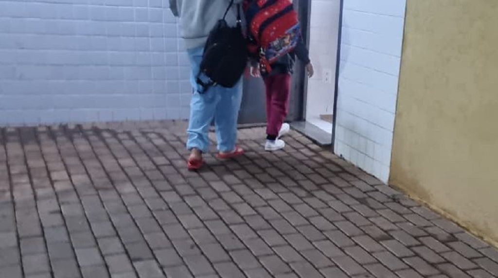 Mãe é detida suspeita de maus-tratos após deixar filho de 5 anos na chuva em Cascavel