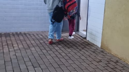 Mãe é detida suspeita de maus-tratos após deixar filho de 5 anos na chuva em Cascavel Imagem referente a Mãe é detida suspeita de maus-tratos após deixar filho de 5 anos na chuva em Cascavel