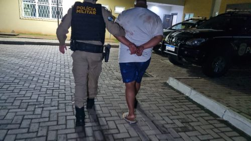 Jovem é detido por desacato e desobediência durante abordagem da PM em Anahy