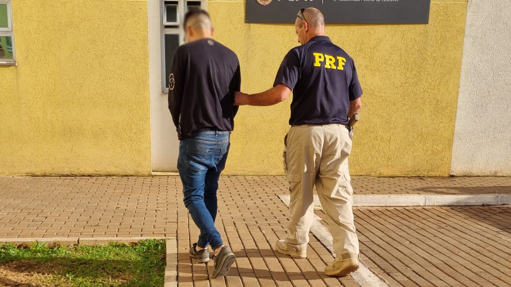 Homem com Onix carregado com maconha é preso pela PRF na BR-277; veículo estava com placas trocadas