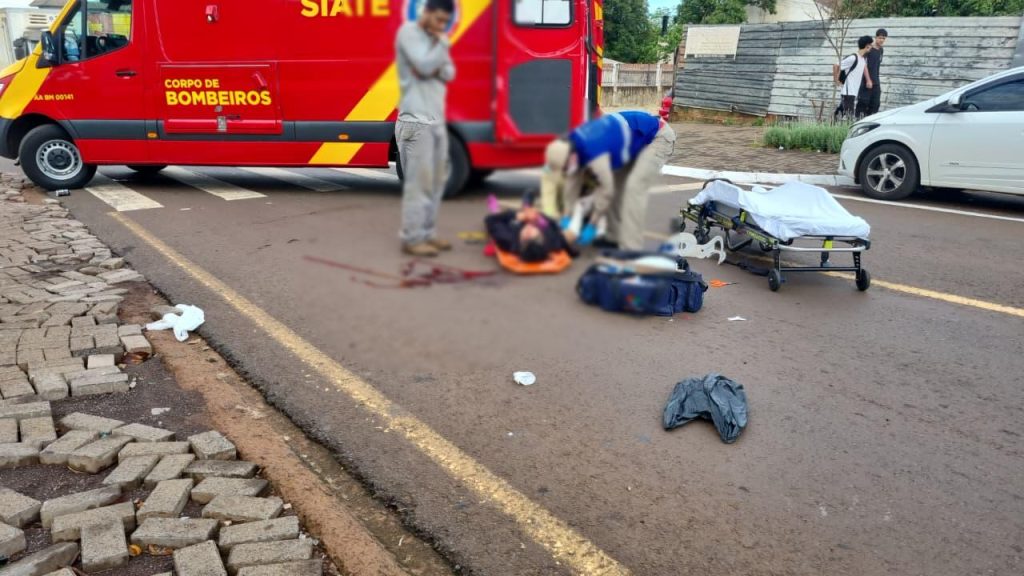 Forte colisão entre moto e bicicleta deixa idosa com grande sangramento no Cascavel Velho