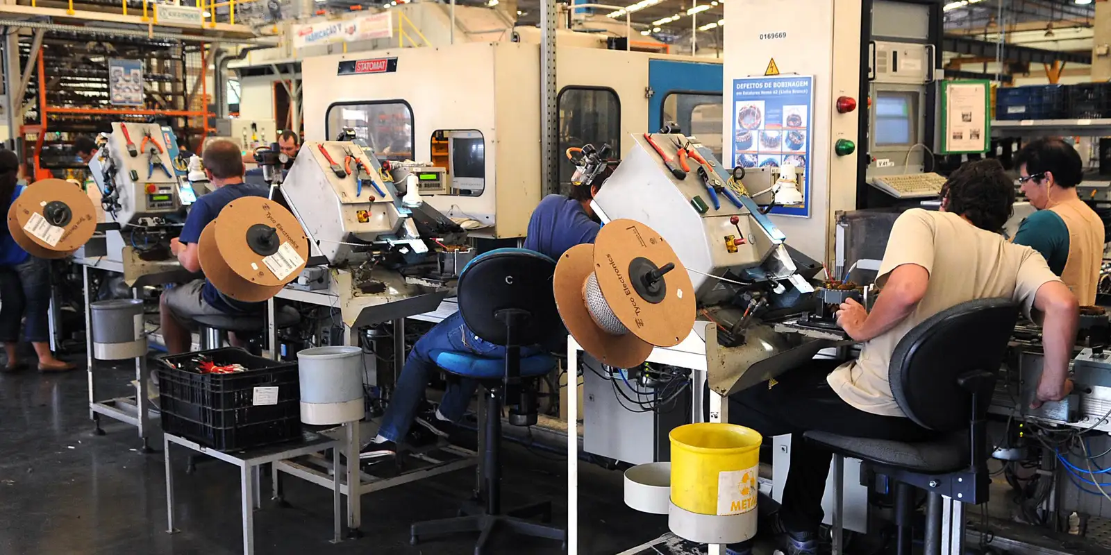 Produção industrial reverte queda e sobe 0,1% em outubro, mostra IBGE Produção industrial reverte queda e sobe 0,1% em outubro, mostra IBGE